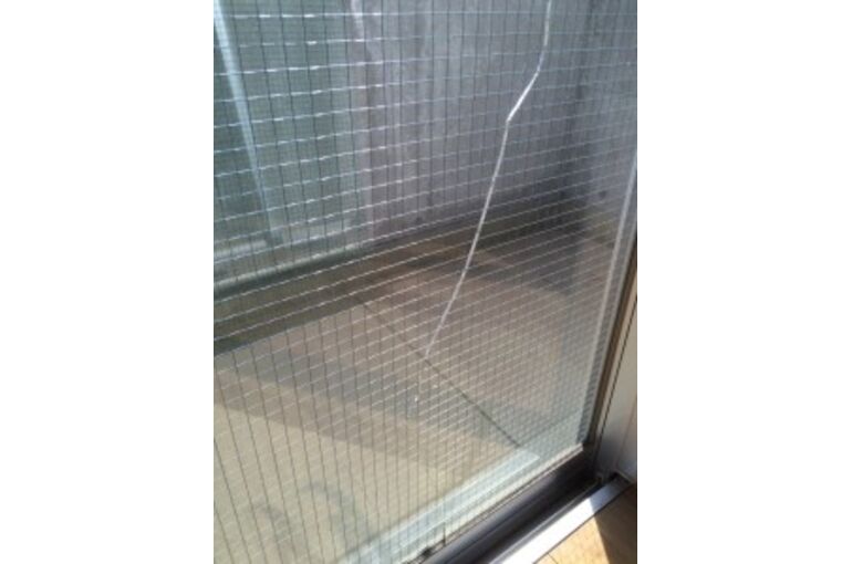 マンションのベランダ 網入りガラス修理 大阪市浪速区 二重窓や防犯窓への交換を中心にお客様からご相談いただいた様々なお悩みへの対応事例をご紹介しております