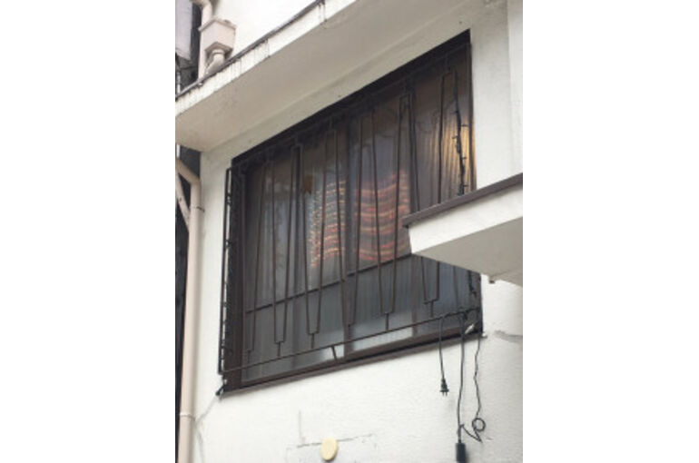 古い店舗ビルのスチール窓のガラス割れ替え 大阪市西区 二重窓や防犯窓 への交換を中心にお客様からご相談いただいた様々なお悩みへの対応事例をご紹介しております