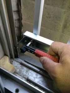 2箇所ずつの4か所をネジ止め