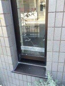 硝子の下の方から割れてる