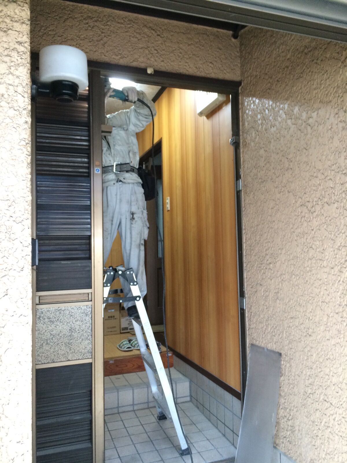 左側の枠も切断します