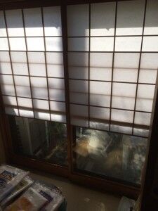 雪見障子がガラス窓の手前についている