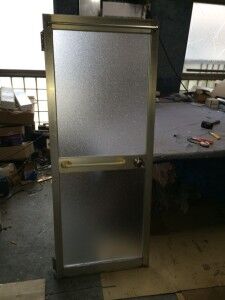 戸の中をアクリル板に交換した後