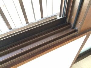 既存の窓枠の室内側に新しい枠を取付けた様子