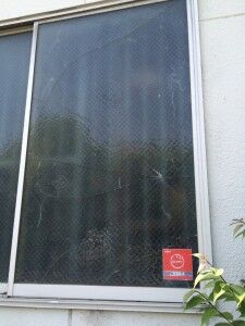 大きなヒビの入った窓ガラス