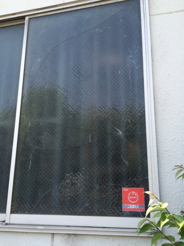 大きなヒビの入った窓ガラス