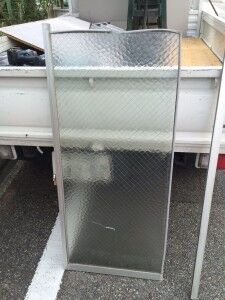 割れたガラスを車まで運ぶ