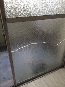 割れたソフトワイヤーの網入りガラス