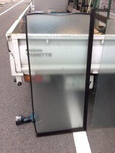 網入り型板ガラス　取り外し中