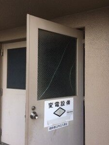 修理前の割れたガラス
