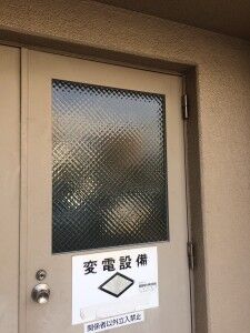 ガラス修理作業後の扉