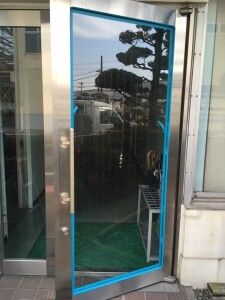 線入りガラス　コーキング中