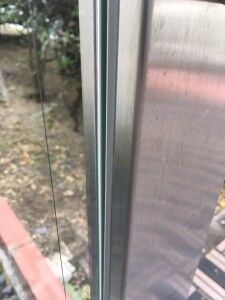線入りガラス　コーキング拡大