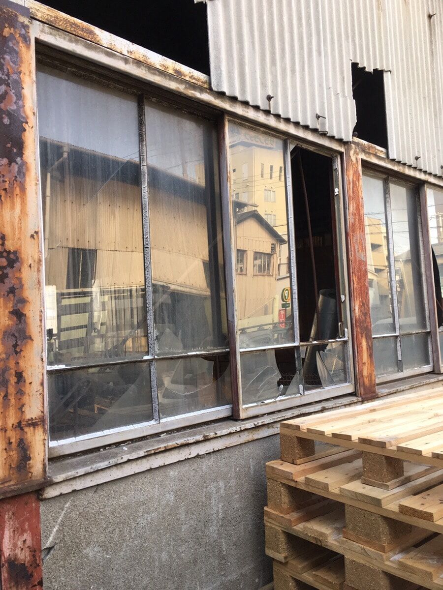 割れっぱなしだった倉庫のガラス20枚を交換 大阪市淀川区 | 二重窓や 