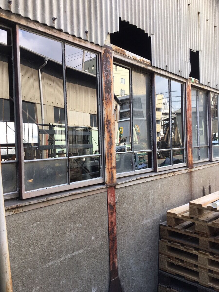 割れっぱなしだった倉庫のガラス20枚を交換 大阪市淀川区 | 二重窓や 