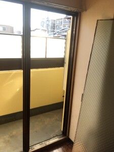 窓ガラス　交換中