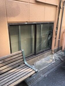 割れた窓ガラス　交換前