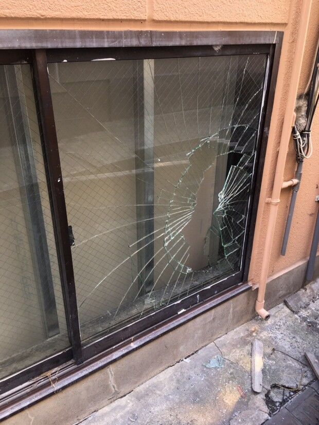 窓 ガラス 割れ た 修理