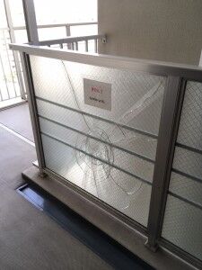 割れた柵ガラス