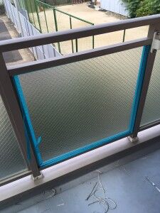 マンションベランダ手すりのひび割れた網入りガラスを交換 西宮市 二重窓や防犯窓への交換を中心にお客様からご相談いただいた様々なお悩みへの対応事例をご紹介しております