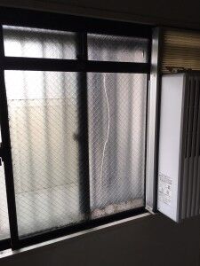 窓用エアコンによる熱割れ